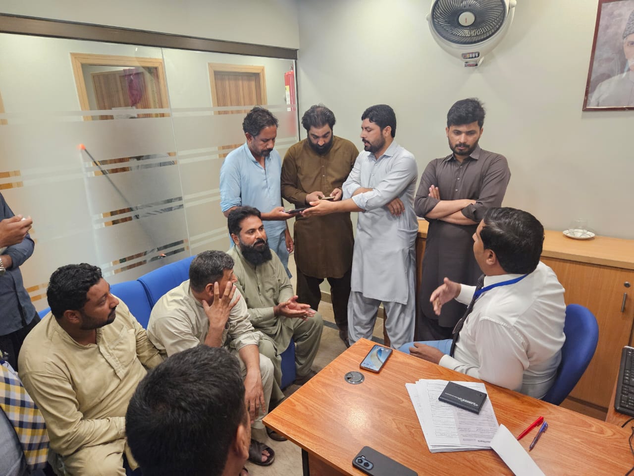 🚨 الائیڈ بینک اڈا 5 چک میں مبینہ مالی فراڈ، امجد باؤ پان شاپ کے اکاؤنٹ سے 21,30,200 روپے نکل گئے