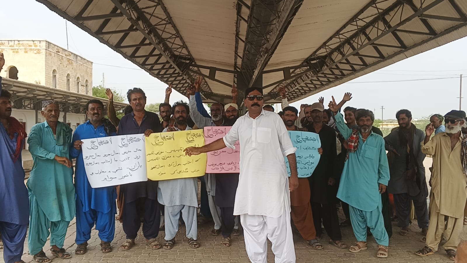 پاکستان ریلوے ورکرز یونین اور جنگشاہی کے عوام نے جنگشاہی ریلوے اسٹیشن پر باوالدین زکریا ایکسپریس