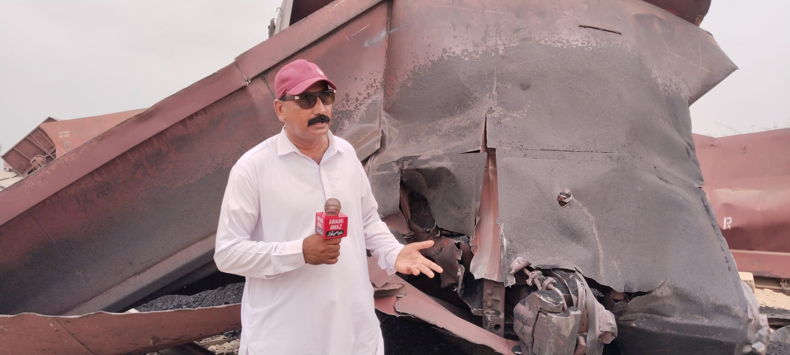 کراچی سے آنے والی کوئلے سے لدی مال بردار گاڑی آج صبح 10 بجے کے قریب جنگ شاہی ریلوے اسٹیشن کے