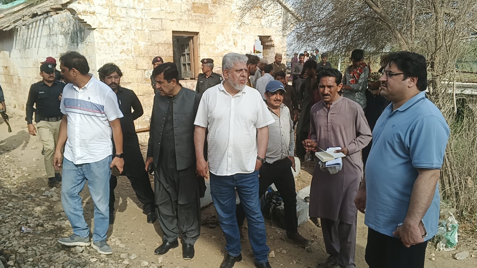 پاکستان ریلویز لاہور کے چیف ایگزیکٹو آفیسر (سی او) حفیظ اللہ نے جنگشاہی ریلوے پھاٹک کے قریب کوئلے سے بھری مال بردار گاڑی کے